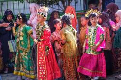 Peringati HUT Kota Makassar, Siswa SD Pakai Baju Adat