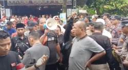 Massa Berbagai Elemen Demo KPU Pekalongan, Tuntut Netral di Pilkada 2024<