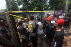 Protes Bau Sampah Menyengat, Warga Meruyung Depok Segel TPS Liar di Permukiman
