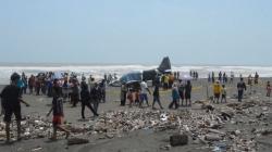 Pesawat Latih Mendarat Darurat di Pantai Cemara Sewu Cilacap, Jadi Tontonan Warga<