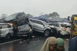 Tabrakan Beruntun di Tol Cipularang, Truk Hantam Puluhan Mobil hingga Bertumpuk