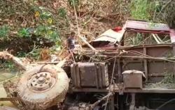 Kecelakaan Truk Angkut Batu Koral Masuk Jurang di Blitar, 2 Orang Tewas<