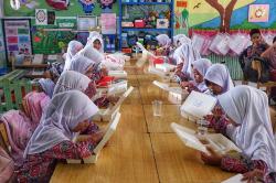 Uji Coba Pemberian Makanan Bergizi Gratis kepada Siswa SD di Maros