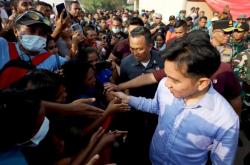 Wapres Gibran Tinjau Pengungsi Erupsi Gunung Lewotobi, Pastikan Logistik Terpenuhi<