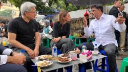 Potret Jensen Huang, Orang Berharta Rp2.000 Triliun yang Ngemper Makan Gultik di Blok M