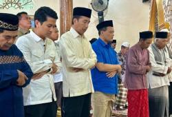 Jokowi Salat Jumat Bareng Cagub Jateng Ahmad Luthfi di Tegal, Warga Berebut Salaman<
