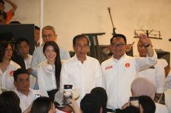 Jokowi Bertemu Ridwan Kamil Sambil Makan Malam bersama Relawan