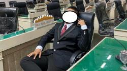 Viral Foto Siswa SMA Pose Pegang Pistol di Ruang Rapat DPRD Lampung, Ini Faktanya<