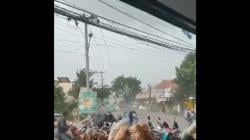 Viral Angin Kencang Terjang Rancaekek Bandung, Warga Sempat Panik<