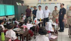 Momen Gibran Bertemu Kembaran saat Tinjau Makan Bergizi Gratis di Jakbar 