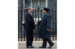 Pakai Mantel dan Peci, Presiden Prabowo Temui PM Inggris Keir Starmer