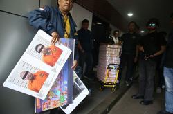 Tumpukan Uang Barang Bukti Hasil Pemberantasan Judi Online 