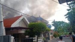 Rumah Mewah di Surabaya Terbakar Hebat, Diduga akibat Penghuni Ketiduran saat Masak Nasi<