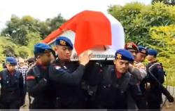 Isak Tangis Iringi Pemakaman AKP Ryanto Ulil Anshar yang Ditembak Mati Kabag Ops<
