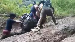 Perjuangan Distribusi Logistik Pilkada ke Desa Terpencil, Tembus Lumpur hingga Bermalam di Hutan<