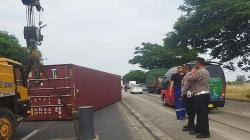 Kecelakaan di Pantura Indramayu, Truk Kontainer Oleng Tabrak Pagar Rumah Warga<