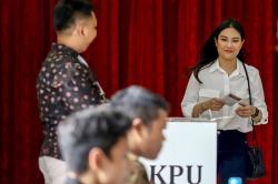 Ketum Partai Perindo Angela Tanoesoedibjo Nyoblos di TPS 07 Gondangdia Menteng