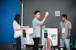 Gibran Ditemani Istri Nyoblos di TPS 18 Solo, Begini Suasananya<