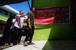 Potret Penyandang Tunanetra Gunakan Hak Pilih di TPS Ramah Disabilitas