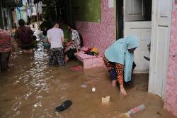 Banjir Rendam 10 RT di Kebon Pala Kampung Melayu Akibat Kali Ciliwung Meluap