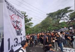 Massa Aksi Kamisan-Mahasiswa Demo Polda Jateng Desak Penembakan Siswa SMK Diusut Tuntas<