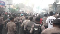 Demo di Depan KPUD Maluku Utara Ricuh, Massa dan Polisi Bentrok<