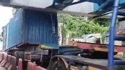Truk Kontainer Tersangkut di Jembatan Kereta Api di Bogor, 1 Orang Luka