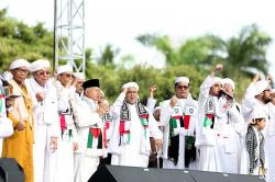 Ribuan Massa Hadiri Aksi Reuni 212 di Monas, Ada Habib Rizieq