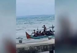Perahu Angkut 8 Orang Tenggelam Dihantam Badai di Tanggamus, Evakuasi Dramatis<