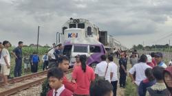 Kecelakaan Maut Kereta Api Tabrak Mobil Ambulans di Kediri, 1 Orang Tewas<