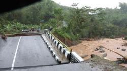 10 Jembatan Putus akibat Banjir dan Longsor di Sukabumi<