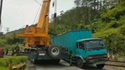 Situasi Menegangkan, Truk Patah As Roda Terjebak di Pelintasan Rel Kereta Api Banyumas<
