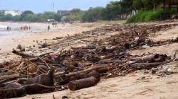 Penampakan Pantai Jimbaran Masuki Musim Hujan, Dipenuhi Sampah Lebih dari 20 Ton Sehari<
