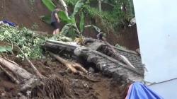 Tembok Pembatas Sekolah Ambruk akibat Longsor Timpa 5 Rumah Warga di Malang<