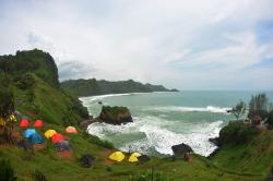 Eksotisme Geopark Kebumen Pantai Menganti, Debur Ombak Menghantam Batu Karang