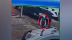 Detik-Detik Bocah Terlindas Mobil di Cimahi Terekam CCTV<
