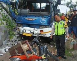 Truk Tabrak Sejumlah Motor di Malang Diduga Rem Blong, Sopir Luka Parah<