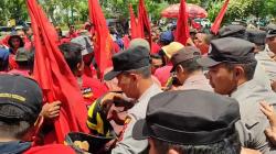 Demo di Depan Disnaker Indramayu, Buruh Migas dan Polisi Saling Dorong<