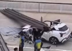 Penampakan Mobil SUV Ringsek Tertimpa Besi di Tol Desari