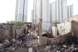 Mengais Sisa-Sisa Barang di Lokasi Kebakaran Kebon Kosong Kemayoran