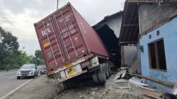 Rem Blong, Truk Kontainer Tabrak Warung Makan dan Gudang di Boyolali<