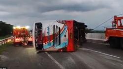 Bus Rosalia Indah Terguling di Tol Kanci-Pejagan, Sejumlah Penumpang Luka-Luka
