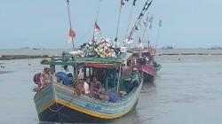 Gelombang Tinggi Landa Perairan Indramayu, Nelayan Tak Berani Melaut<