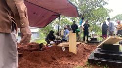 Suasana Pemakaman Sekeluarga Tewas di Cirendeu, Tangis Haru Pecah