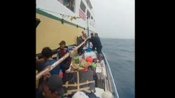 Kapal Tak Bisa Bersandar karena Cuaca Buruk, Penumpang Terjebak di Tengah Laut Sumenep<