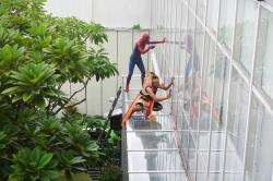 Spiderman dan Gatot Kaca Bergabung Bersihkan Kaca Hotel Berbintang