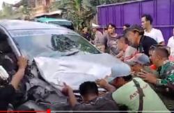 Avanza Angkut Rombongan Turis India Tabrak Truk di Gianyar, 4 Luka-Luka<