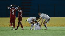 Detik-Detik Dedi Kusnandar Cedera Horor saat Persib Vs Barito Putera, Langsung Dibawa Ambulans