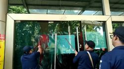 Eksekusi Hotel Garden Palace Surabaya Ricuh, Petugas Merangsek Masuk Pecahkan Kaca Pintu<