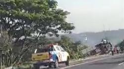 Kecelakaan di Tol Banyumanik Semarang, Bus Berpenumpang Terbalik di Tepi Jalan<